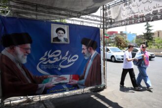 Iraníes pasan junto a un cartel del difunto líder supremo iraní Alí Jameneí (I) junto a su hijo y sucesor, Mojtaba Jameneí, en Teherán, Irán, el 11 de junio de 2026. Irán afirmó este jueves que los últimos ataques estadounidenses contra su territorio "han dejado sin efecto en la práctica el alto el fuego" y responsabilizó de las "peligrosas consecuencias" a Estados Unidos. EFE/EPA/ABEDIN TAHERKENAREH RESTRICTIONS: NO Access Israel Media/Persian Language TV Stations Outside Iran/Strictly No Access BBC Persian/VOA Persian/Manoto TV/Iran International TV. (As mandated by Iran's Directorate General for Foreign Media) --