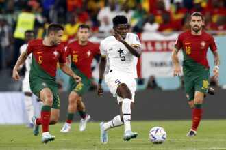 El portugués Raphael Guerreiro y Thomas Partey, de Ghana, en foto de archivo de Rolex dela Pena. EFE