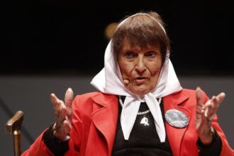 Fotografía de archivo de la integrante de las Madres de Plaza de Mayo Lidia Stella Mercedes Miy Uranga, más conocida como Taty Almeida, en un acto en Madrid (España). EFE/ Mariscal