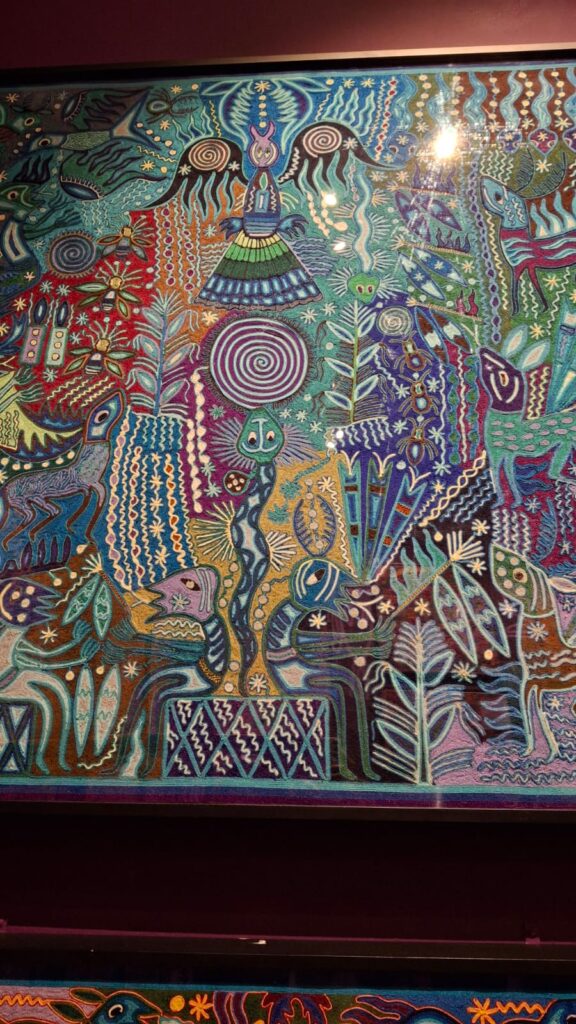 El Museo de las Artes Universidad de Guadalajara (MUSA) ofrece un recorrido por la exposición de arte wixárika con “Niérika: visiones de la creación”