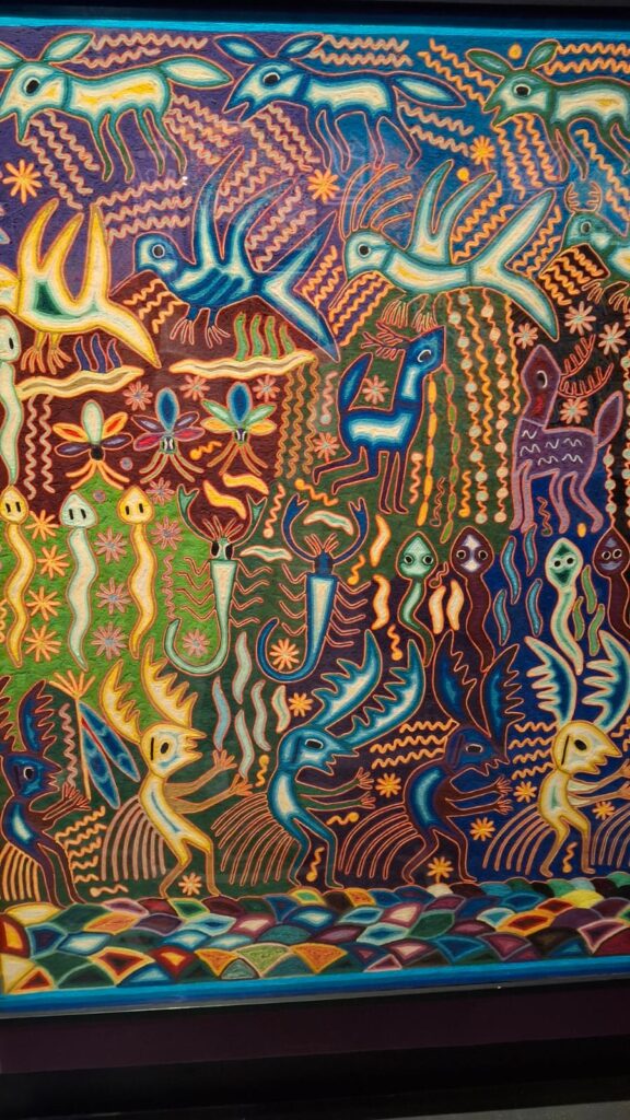 El Museo de las Artes Universidad de Guadalajara (MUSA) ofrece un recorrido por la exposición de arte wixárika con “Niérika: visiones de la creación”