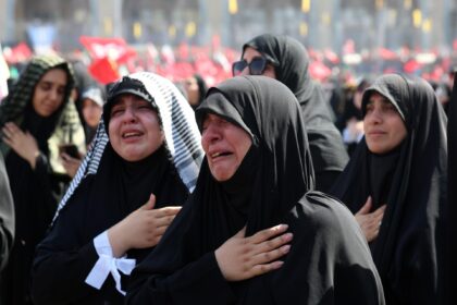 TEHERAN (Irán).- Imágen de archivo de mujeres llorando en Teherán el pasado  5 de julio. EFE/EPA/ABEDIN TAHERKENAREH