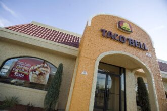 FOTO ARCHIVO. Vista de un restaurante de la cadena de comida rápida Taco Bell en South Plainfield, EE.UU. EFE/Christopher Barth
