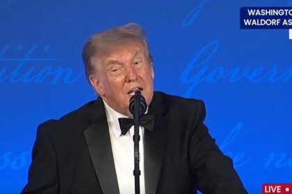 Captura de una transmisión de la cadena C-Span del presidente de EE.UU., Donald Trump, durante la Cena de Corresponsales de La Casa Blanca este viernes. EFE/ C-Span /SOLO USO EDITORIAL/ SOLO DISPONIBLE PARA ILUSTRAR LA NOTICIA QUE ACOMPAÑA (CRÉDITO OBLIGATORIO)