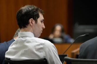 Fotografía de archivo, tomada el pasado 12 de junio, en la que se captó a Tyler Robinson (2-i), acusado del homicidio del activista conservador Charlie Kirk, durante una audiencia prelimintar del caso, en el Cuarto Tribunal del Distrito de Provo (Utah, EE.UU.). EFE/Francisco Kjolseth/Pool