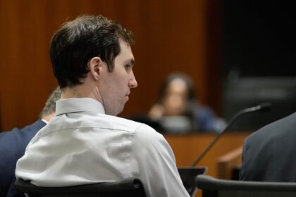 Fotografía de archivo, tomada el pasado 12 de junio, en la que se captó a Tyler Robinson (2-i), acusado del homicidio del activista conservador Charlie Kirk, durante una audiencia prelimintar del caso, en el Cuarto Tribunal del Distrito de Provo (Utah, EE.UU.). EFE/Francisco Kjolseth/Pool