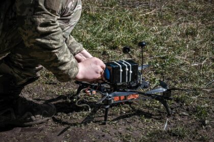 Fotografía de archivo de un piloto de drones ucraniano de la 93.ª Brigada 'Kholodny Yar' preparando un dron interceptor para despegar cerca de su posición de combate, en un lugar no revelado cerca de la línea del frente en el área de Druzhkivka (Donetsk), Ucrania. EFE/EPA/Maria Senovilla