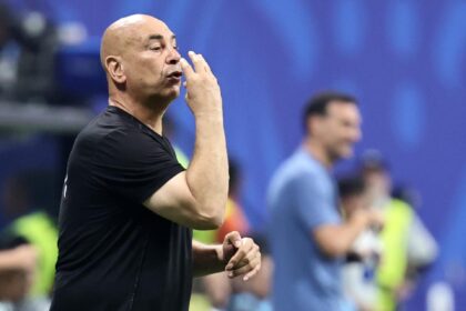 Hossam Hassan,seleccionador de Egipto, afirmó que el resultado del partido frente a Argentina se vio influido por factores internos y externos. EFE/EPA/RONALD WITTEK