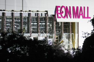 - Una vista del centro comercial Aeon Mall Kumamoto dañado tras un potente terremoto en Kumamoto, Japón, el 28 de julio de 2026. Varias personas quedaron atrapadas en el interior del centro comercial después de que parte de su segundo piso colapsara tras un terremoto de magnitud 7,1, según la Agencia de Gestión de Desastres y Bomberos de Japón. (Terremoto/sismo, Japón) EFE/EPA/JIJI PRESS JAPAN OUT USO EDITORIAL EXCLUSIVO/