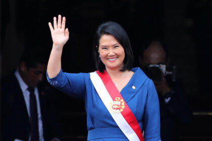 La presidenta de Perú, Keiko Fujimori, saluda a su ingreso al palacio de Gobierno, en Lima (Perú). EFE/ Paolo Aguilar