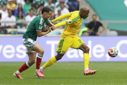 El jugador sudafricano Jayden Adams (d) avanza con el balón este jueves, durante un partido del grupo A del Mundial de la FIFA 2026 entre México y Sudáfrica en el estadio Ciudad de México (México). EFE/ Sashenka Gutiérrez