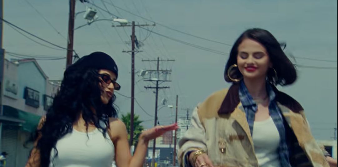 Selena Gomez y Becky G estrenaron este viernes “Te Olvido (La La)” un nuevo sencillo en español en colaboración con Benny Blanco como productor.