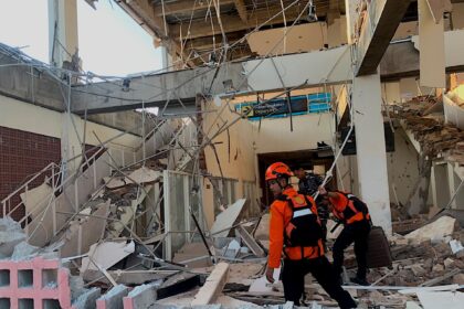 MAUMERE (Indonesia), 15/08/2026.- Una fotografía facilitada por la Agencia Nacional de Búsqueda y Rescate de Indonesia (BASARNAS) muestra a rescatistas buscando víctimas tras un terremoto de magnitud 7,7 en Maumere, provincia de Nusa Tenggara Oriental, Indonesia, el 15 de agosto de 2026.
EFE/EPA/BASARNAS / HANDOUT EDITORIAL USE ONLY/NO SALESHANDOUT EDITORIAL USE ONLY/NO SALES