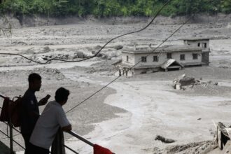 Trishuli Bazar (Nepal), 26/08/2026.- Varias personas observan cómo las aguas de la inundación arrasan Trishuli Bazar tras una crecida repentina, en el distrito de Nuwakot, Nepal, el 26 de agosto de 2026. 
EFE/EPA/NARENDRA SHRESTHA