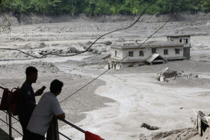 Trishuli Bazar (Nepal), 26/08/2026.- Varias personas observan cómo las aguas de la inundación arrasan Trishuli Bazar tras una crecida repentina, en el distrito de Nuwakot, Nepal, el 26 de agosto de 2026. 
EFE/EPA/NARENDRA SHRESTHA