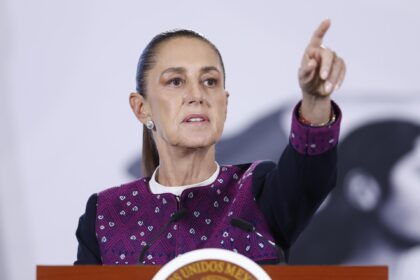 La presidenta de México, Claudia Sheinbaum, habla durante una rueda de prensa, en el Palacio Nacional de la Ciudad de México (México). EFE/Sáshenka Gutiérrez