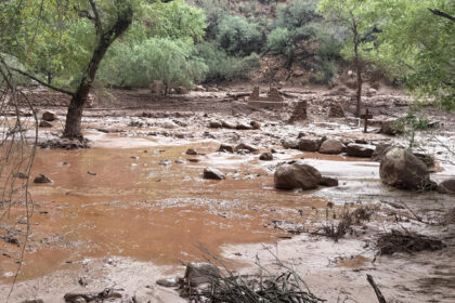 Fotografía cedida por el Servicio de Parques Nacionales de EE.UU. que muestra los restos de los pilares de un puente de piedra destruido debido a una crecida repentina del arroyo Bright Angel en Arizona (EE.UU.). EFE/ Servicio de Parques Nacionales de EE.UU. /SOLO USO EDITORIAL/ NO VENTAS/ SOLO DISPONIBLE PARA ILUSTRAR LA NOTICIA QUE ACOMPAÑA (CRÉDITO OBLIGATORIO)
