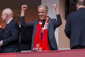 Fotografía de archivo, tomada el pasado 18 de junio, en la que se captó al primer ministro de Canadá, Mark Carney (c), en Vancouver (Canadá). EFE/Bob Frid