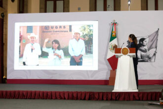 La presidenta de México, Claudia Sheinbaum (d), fue captada el pasado 24 de agosto, al comunicarse, a través de una videoconferencia, con el gobernador del estado de Sonora, Alfonso Durazo (i), la secretaria de Agricultura y Desarrollo Rural, Columba López (c) y el presidente de la Unión Ganadera Regional de Sonora, Juan Ochoa, tras la reapertura fronteriza para el paso de ganado mexicano a territorio estadounidense. EFE/Mario Guzmán