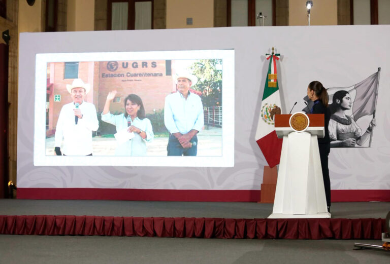 La presidenta de México, Claudia Sheinbaum (d), fue captada el pasado 24 de agosto, al comunicarse, a través de una videoconferencia, con el gobernador del estado de Sonora, Alfonso Durazo (i), la secretaria de Agricultura y Desarrollo Rural, Columba López (c) y el presidente de la Unión Ganadera Regional de Sonora, Juan Ochoa, tras la reapertura fronteriza para el paso de ganado mexicano a territorio estadounidense. EFE/Mario Guzmán