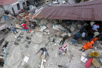 Fotografía aérea que muestra a civiles buscando entre los escombros de un edificio destruido por el terremoto de magnitud 7,4 que deja al menos 71 personas fallecidas en Colombia. EFE/Jean Arriaga