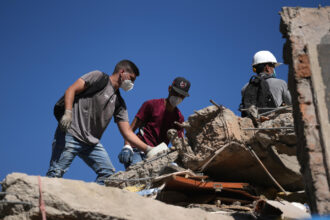 Personas participan en labores de rescate en una edificación colapsada por el terremoto de magnitud 7,4 que sacudió al país este lunes, en Cali (Colombia). EFE/ Ernesto Guzmán Jr