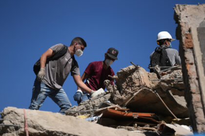 Personas participan en labores de rescate en una edificación colapsada por el terremoto de magnitud 7,4 que sacudió al país este lunes, en Cali (Colombia). EFE/ Ernesto Guzmán Jr