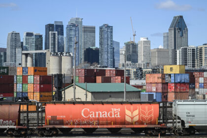 Canadá puso en vigor este martes aranceles de represalia sobre importaciones estadounidenses valoradas en 27.600 millones de dólares canadienses (unos 20.000 millones de dólares estadounidenses), en una nueva escalada de la guerra comercial con Estados Unidos y sin señales de que Ottawa y Washington vayan a retomar las negociaciones. Los aranceles, que entraron en vigor a las 00.01 hora local, oscilan entre el 15 % y el 50 % y afectan a cientos de productos, desde acero y aluminio hasta electrodomésticos, muebles, productos lácteos, herramientas, cosméticos y electrónica. EFE/ Graham Hughes