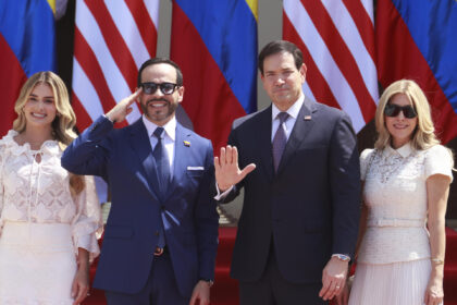 El presidente de Colombia, Abelardo de la Espriella (c-i), recibe junto a su esposa, Ana Lucía Pineda (i); al secretario de Estado de Estados Unidos, Marco Rubio (c-d); y su esposa, Jeanette Christina Dousdebes Rubio, este martes en Barranquilla (Colombia). EFE/ Ricardo Maldonado