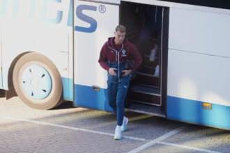 El delantero de la selección de Portugal Cristiano Ronaldo llega a la sesión de entrenamiento en el estadio Parken de Copenhage, donde mañana se enfrentan Portugal y Dinamarca en partido de la Liga de Naciones.- EFE/Liselotte Sabroe