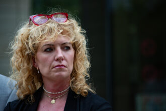 La abogada defensora Kate Lincoln-Goldfinch fue captada este 30 de septiembre -al salir de la audiencia de Wilber Carcés, migrante venezolano a quien un agente de ICE disparó hace más de una semana- en Austin (TX, EE.UU.). EFE/Carlos Ramírez