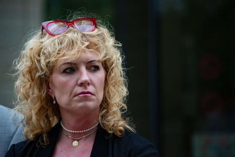 La abogada defensora Kate Lincoln-Goldfinch fue captada este 30 de septiembre -al salir de la audiencia de Wilber Carcés, migrante venezolano a quien un agente de ICE disparó hace más de una semana- en Austin (TX, EE.UU.). EFE/Carlos Ramírez