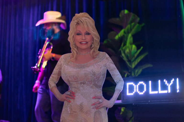Fotografía de archivo que muestra una imagen de la cantante estadounidense Dolly Parton durante un homenaje este miércoles, en Dan Electro's Guitar Bar, en Houston (Estados Unidos). EFE/ Carlos Ramírez