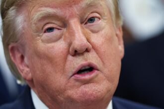 El presidente de EE.UU., Donald Trump, fue captado este 18 de septiembre, al atender a la prensa en el Despacho Oval de la Casa Blanca, en Washington DC (EE.UU.). EFE/Samuel Corum/Pool