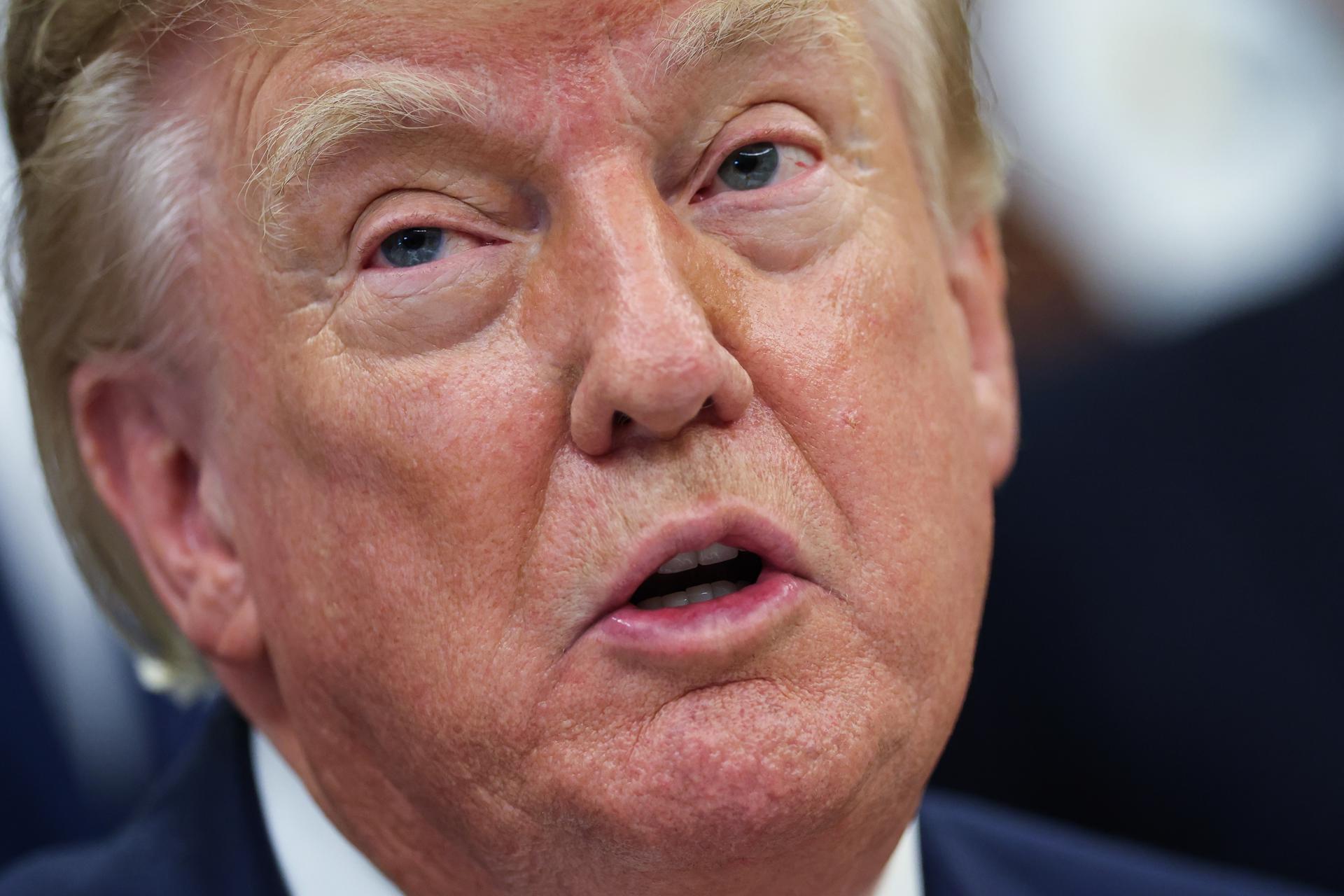 El presidente de EE.UU., Donald Trump, fue captado este 18 de septiembre, al atender a la prensa en el Despacho Oval de la Casa Blanca, en Washington DC (EE.UU.). EFE/Samuel Corum/Pool