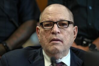 Harvey Weinstein comparece ante el Tribunal Supremo de Manhattan para la sentencia por agresión sexual en 2006 a la exasistente de producción televisiva Miriam Haley en Nueva York, Nueva York, EE.UU. EFE/DEAN MOSES
 
//////////
 
NEW YORK (United States), 23/09/2026.- Harvey Weinstein appears in Manhattan Supreme Court for sentencing for the 2006 sexual assault of former television production assistant Miriam Haley in New York, New York, USA, 23 September 2026. Weinstein was convicted of a first-degree criminal sex act against Haley in a 2025 retrial after New York’s highest court overturned his 2020 conviction. Prosecutors are seeking a 20-year prison sentence; the charge carries a maximum of 25 years. (Nueva York) EFE/EPA/DEAN MOSES / POOL