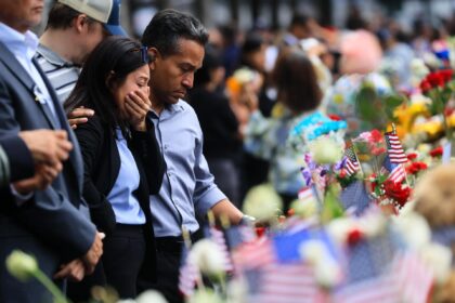 La gente reacciona al presentar sus respetos en el Memorial del 11-S durante una ceremonia que conmemora el 25 aniversario de los atentados del 11 de septiembre contra el World Trade Center, en la ciudad de Nueva York, Nueva York, EE.UU., el 11 de septiembre de 2026. EFE/SPENCER PLATT 
 
//////////
 
New York (United States), 11/09/2026.- People react as they pay their respects at the 9/11 Memorial during a ceremony marking the 25th anniversary of the September 11 attacks on the World Trade Center, in New York City, New York, USA, 11 September 2026. The United States commemorates the 25th anniversary of the terrorist attacks of 11 September 2001, when a group of al-Qaeda hijackers flew airplanes into the World Trade Center towers, Shanksville, Pennsylvania, and the Pentagon, killing nearly 3,000 people. (Terrorista, Estados Unidos, Nueva York) EFE/EPA/SPENCER PLATT / POOL