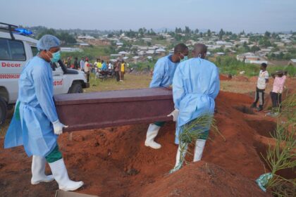 FOTO ARCHIVO. Miembros del equipo de respuesta llevan a un cementerio el cuerpo de una persona fallecida en el Centro de Tratamiento de Ébola, el 18 de agosto de 2026 en Bunia, República Democrática del Congo. EFE/EPA/DIEUDONNE DIROLE