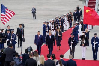 El presidente chino, Xi Jinping (I), la primera dama china, Peng Liyuan (2I), el presidente de EE. UU., Donald Trump (2D), y la primera dama estadounidense, Melania Trump (D), caminan por la alfombra roja durante una ceremonia de bienvenida en la Base Andrews, Maryland, EE. UU., el 23 de septiembre de 2026. EFE/EPA/Al Drago / POOL
