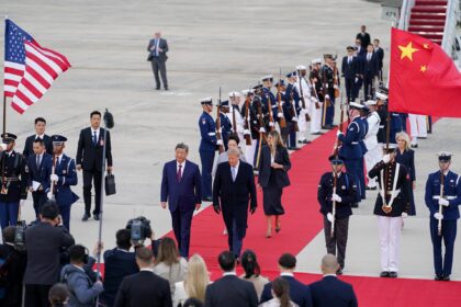 El presidente chino, Xi Jinping (I), la primera dama china, Peng Liyuan (2I), el presidente de EE. UU., Donald Trump (2D), y la primera dama estadounidense, Melania Trump (D), caminan por la alfombra roja durante una ceremonia de bienvenida en la Base Andrews, Maryland, EE. UU., el 23 de septiembre de 2026. EFE/EPA/Al Drago / POOL