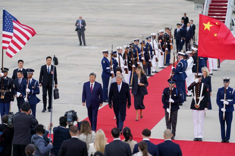 El presidente chino, Xi Jinping (I), la primera dama china, Peng Liyuan (2I), el presidente de EE. UU., Donald Trump (2D), y la primera dama estadounidense, Melania Trump (D), caminan por la alfombra roja durante una ceremonia de bienvenida en la Base Andrews, Maryland, EE. UU., el 23 de septiembre de 2026. EFE/EPA/Al Drago / POOL