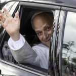 El papa León XIV abadona el hospital Policlínico Gemelli de Roma tras recibir el alta médica. EFE/EPA/MASSIMO PERCOSSI