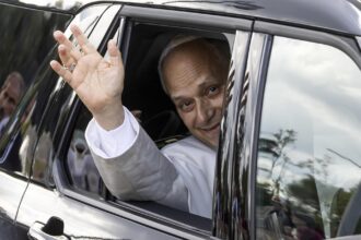 El papa León XIV abadona el hospital Policlínico Gemelli de Roma tras recibir el alta médica. EFE/EPA/MASSIMO PERCOSSI