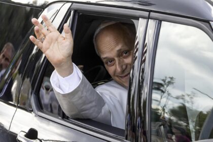 El papa León XIV abadona el hospital Policlínico Gemelli de Roma tras recibir el alta médica. EFE/EPA/MASSIMO PERCOSSI