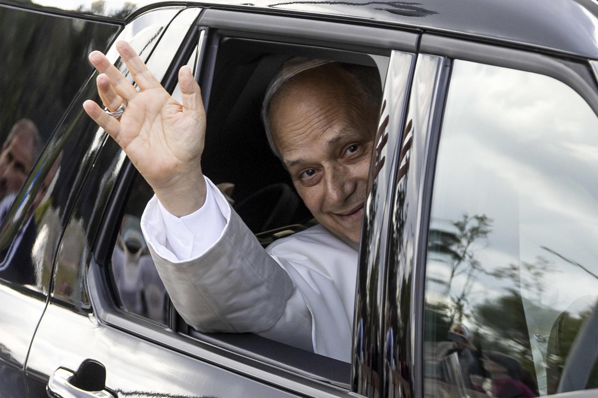 El papa León XIV abadona el hospital Policlínico Gemelli de Roma tras recibir el alta médica. EFE/EPA/MASSIMO PERCOSSI