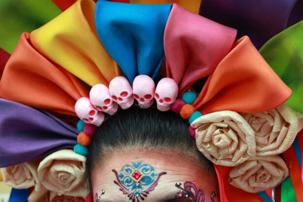 Una persona participa en el desfile de catrinas en Ciudad de México (México). EFE/ Mario Guzmán