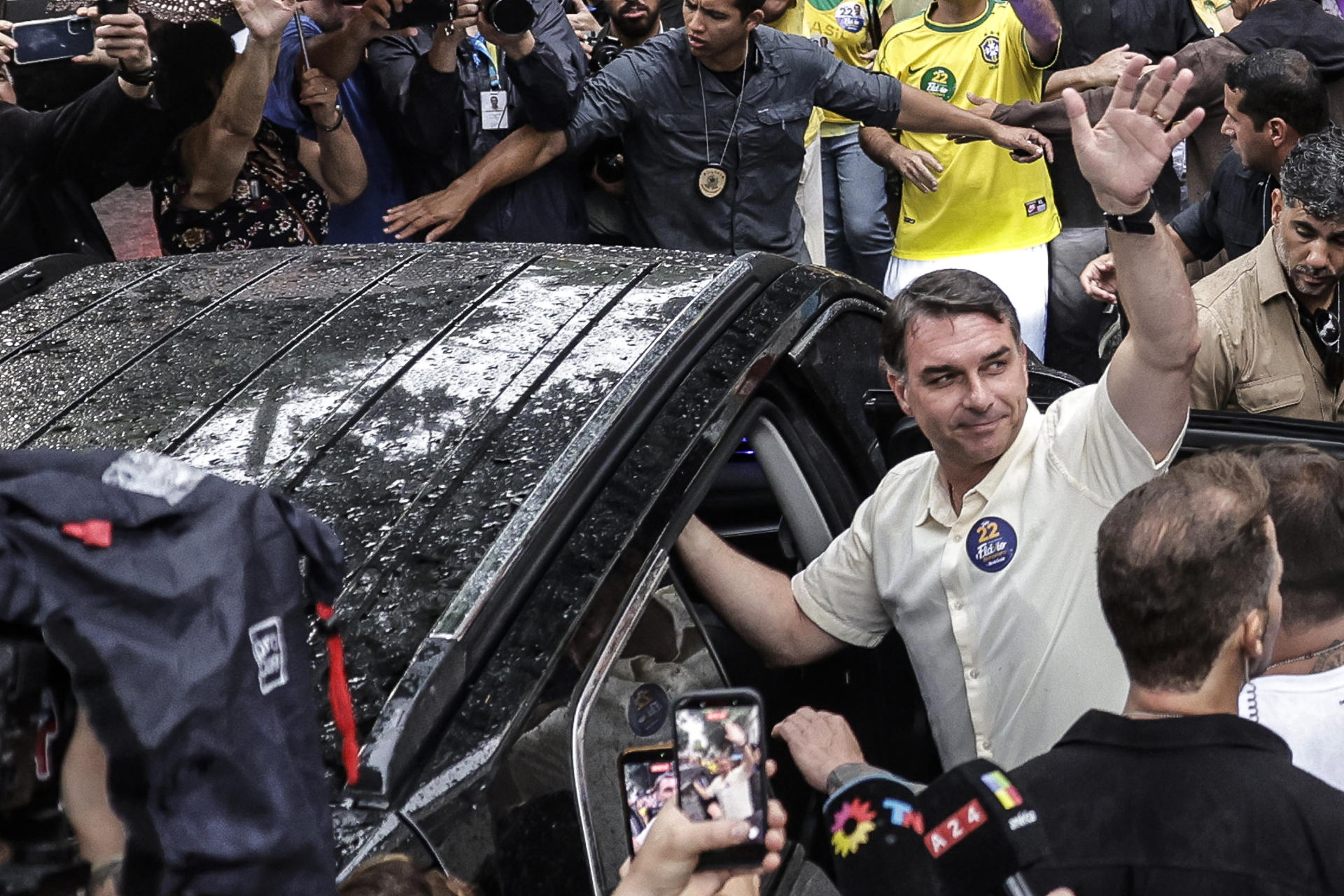 Fotografía de archivo del 25 de octubre de 2026 del excandidato a la presidencia Flavio Bolsonaro saludando a sus seguidores en Río de Janeiro (Brasil). EFE/ Antonio Lacerda
