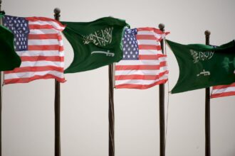 Fotografía de archivo en la que se captó un conjunto de banderas estadounidenses y saudíes, al ondear en el aeropuerto internacional Rey Jalid de Riad (Arabia Saudí). EFE/Matthew Cavanaugh