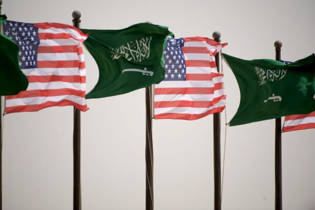 Fotografía de archivo en la que se captó un conjunto de banderas estadounidenses y saudíes, al ondear en el aeropuerto internacional Rey Jalid de Riad (Arabia Saudí). EFE/Matthew Cavanaugh