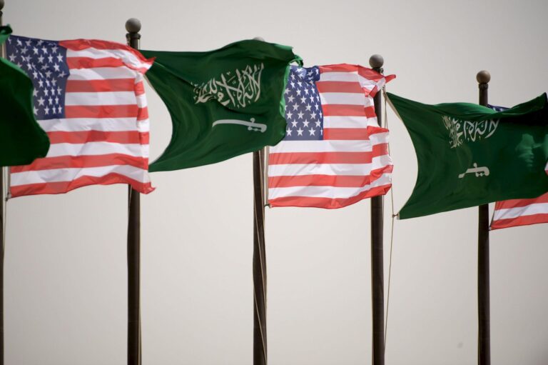Fotografía de archivo en la que se captó un conjunto de banderas estadounidenses y saudíes, al ondear en el aeropuerto internacional Rey Jalid de Riad (Arabia Saudí). EFE/Matthew Cavanaugh